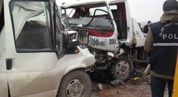 Eskişehir'de ölüm yolu yine can aldı! 3 araç birbirine girdi