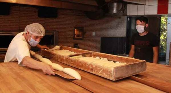 Eskişehir'de örnek fırıncıların maskeli mesaisi