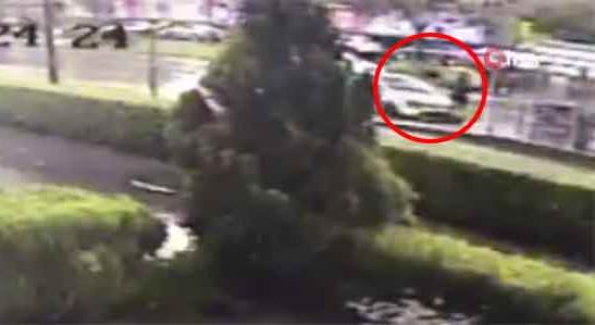 Eskişehir'de otomobilin tramvay durağına çarpma anı 