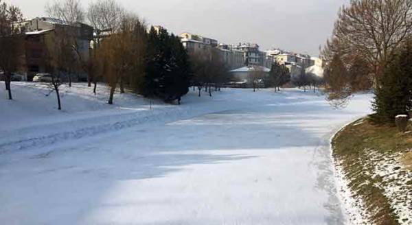 Eskişehir'de Porsuk Çayı buzdan görünmez oldu!