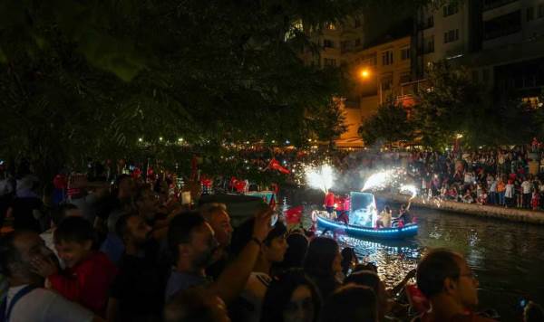 Eskişehir'de Porsuk Çayı'nda görkemli zafer kutlaması!