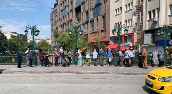 Eskişehir'de promosyon kuyruğu: Uzun saatler beklediler!