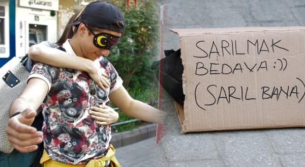 Eskişehir'de sarıl bana sosyal deneyi yapıldı