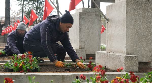 Eskişehir'de şehitlerimizin kabirlerine özel dokunuş