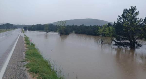 Eskişehir'de sel: Sular yolları kapattı
