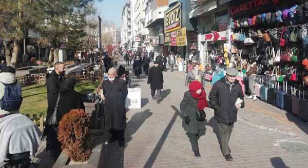 Eskişehir'de sıcak havayı gören soluğu sokakta aldı