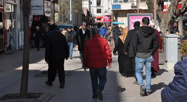 Eskişehir'de sıcaklık arttı, sokaklar doldu