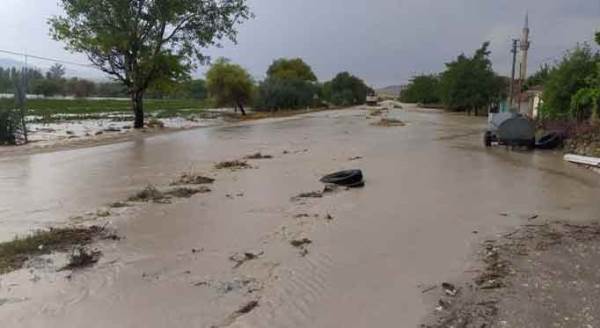 Eskişehir’de şiddetli yağış! Dere yatağı taştı, yol kapandı...