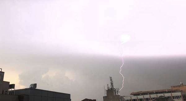 Eskişehir’de şimşekli gün