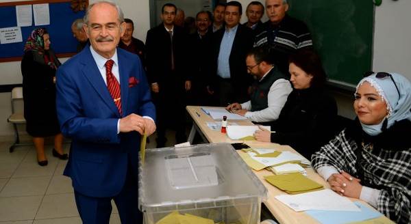 Eskişehir'de siyasiler oylarını kullandı