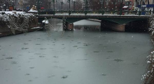 Eskişehir'de soğuk havaya Porsuk Çayı da dayanamadı
