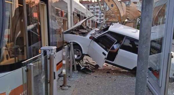 Eskişehir'de şok kaza: Otomobil tramvaya uçtu!