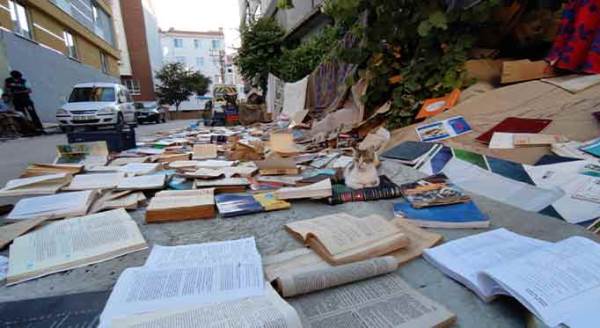 Eskişehir'de sokakta şaşırtan görüntü! Yüzlerce kitabı...