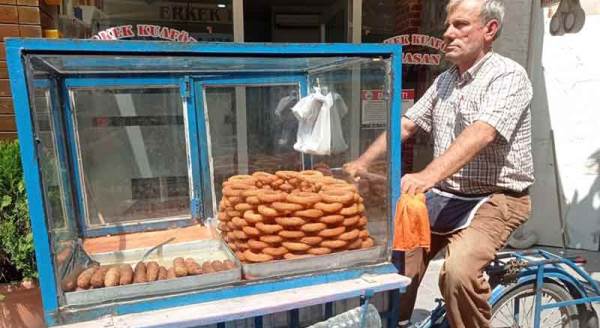 Eskişehir'de tam 50 yıldır tatlı satmak için pedal çeviriyor!