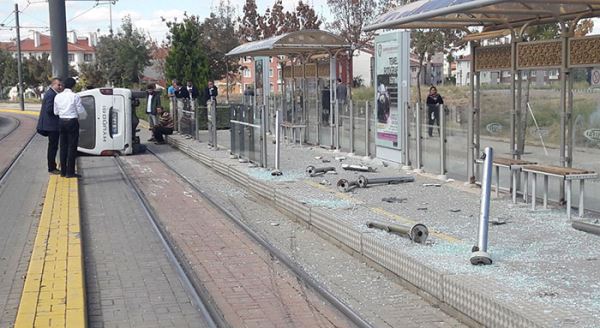 Eskişehir'de ticari araç tramvay durağına daldı