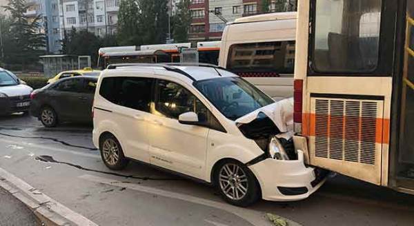 Eskişehir'de trafiği kilitleyen kaza