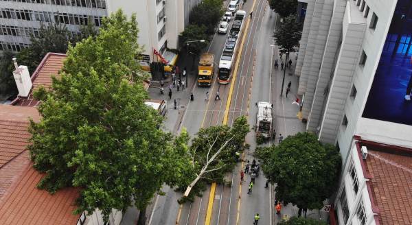 Eskişehir'de tramvay yoluna uçtu! Seferler durdu