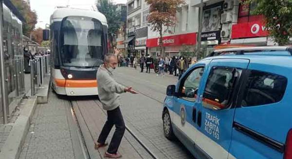 Eskişehir'de tramvayın önünü kesip...