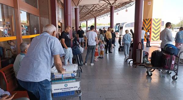 Eskişehir'de vatandaş otogara akın etti!