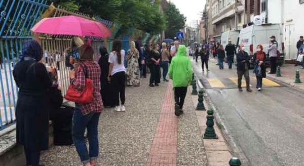 Eskişehir'de velilerden "virüsü umursamaz" bekleyiş!