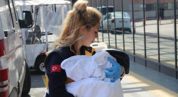 Eskişehir'de yabancı uyruklu anne ve kız Porsuk Çayı'na düştü