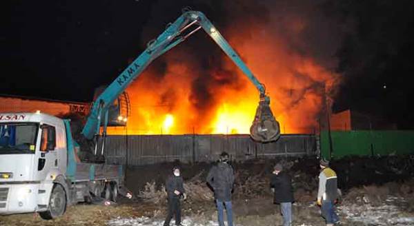 Eskişehir'de yangın paniği! Gece gündüze döndü...