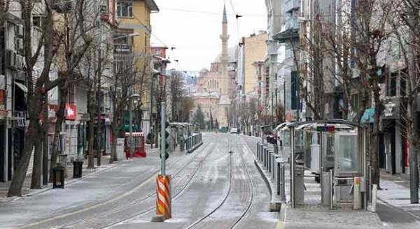 Eskişehir'de yasaklı hafta sonu kar ile başladı