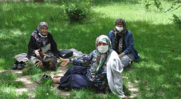 Eskişehir'de yaşlılar sokaklardaydı