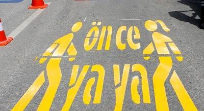 Eskişehir'de yollara "önce yayaya" sloganı boyandı