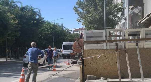 Eskişehir'de yolun yarısını kapatan yıkım!
