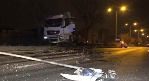 Eskişehir’de yürekleri ağızlara getiren kaza! Önce bariyerlere sonra direğe...