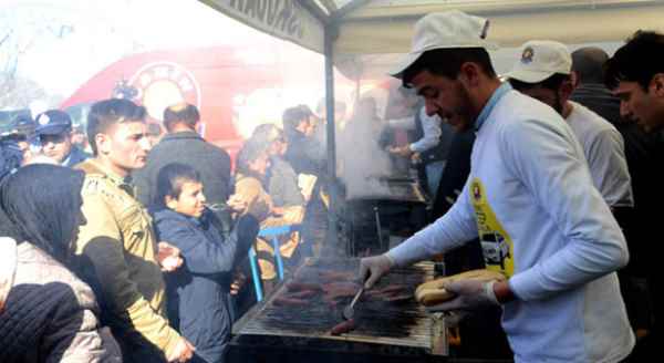 Eskişehir'de yüzlerce kişiye sucuk ekmek ikramı