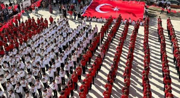 Eskişehir'de yüzlerce öğrenci Cumhuriyet yürüyüşünde! 