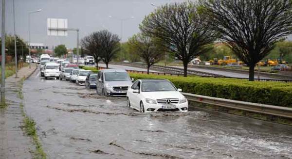 Eskişehir'de zor anlar: Araçlar mahsur kaldı!