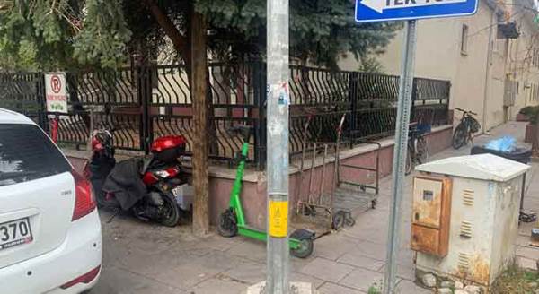 Eskişehir'deki bu kaldırımda bir tek yayalara yer yok!