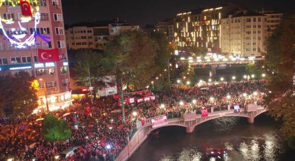 Eskişehir'deki fener alayı 100. yıla damga vurdu! 