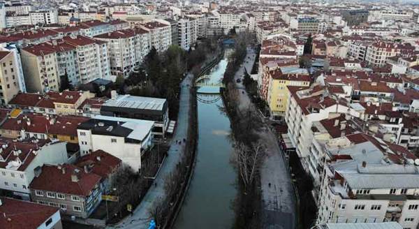 Eskişehir'deki yağış Porsuk'u bu hale getirdi