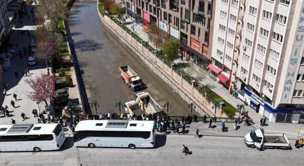 Eskişehir'e gelen turistleri hayrete düşüren Porsuk Çayı!