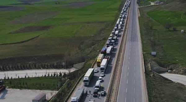 Eskişehir'e giriş çıkışlarda kilometrelerce kuyruk oluştu!