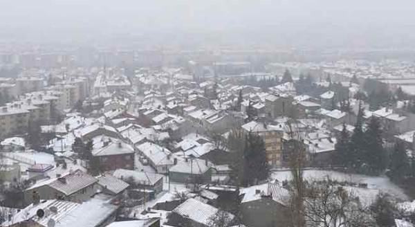 Eskişehir'e kar, fırtına ile geri döndü