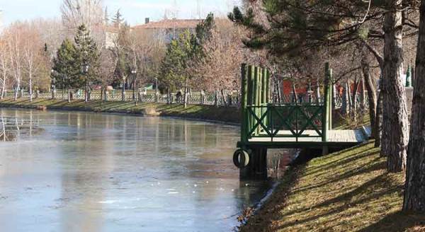 Eskişehir'e kış geldi, Porsuk buz tuttu!