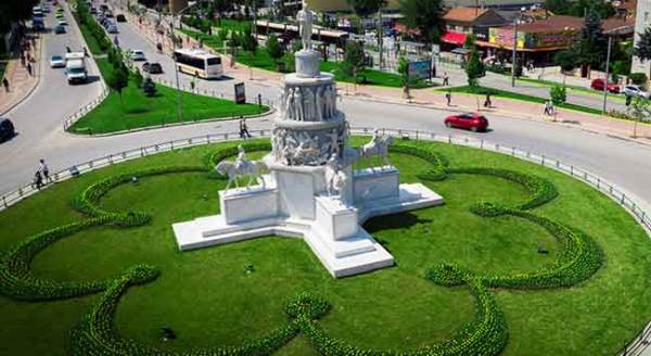 Eskişehir'e yaz geldi, kavşaklar çiçek açtı!