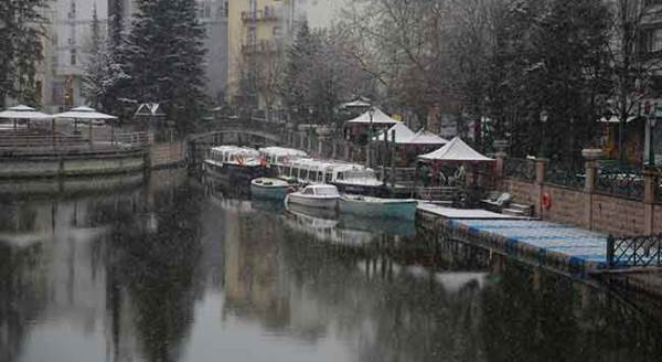 Eskişehir güne kar ile uyandı
