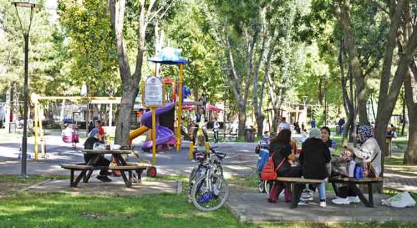 Eskişehir güneşi görünce parklara akın etti!