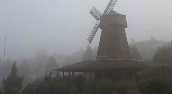 Eskişehir'i sis bastı, göz gözü görmedi!
