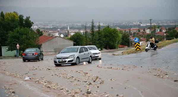 Eskişehir'i yaz yağmuru esir aldı