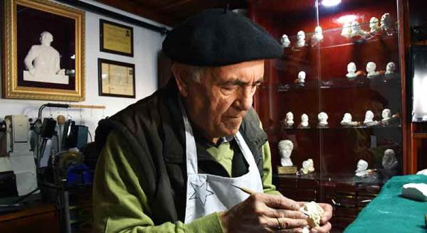 Eskişehir'in "yaşayan insan hazinesi" taşlara hayat veriyor