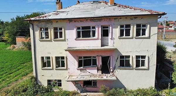 Eskişehir'in dibindeki fay hattına yapılan evler bu hale geldi