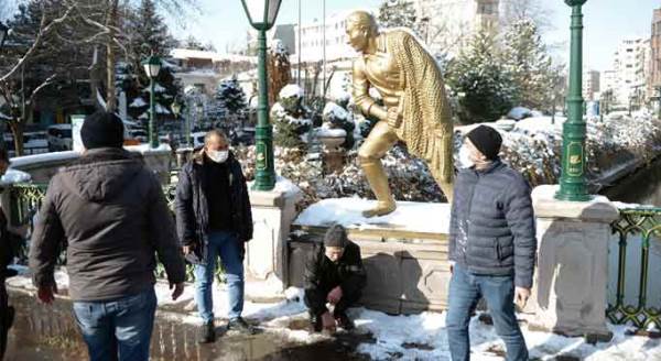 Eskişehir'in dondurucu soğuğunda Porsuk'a düştü!