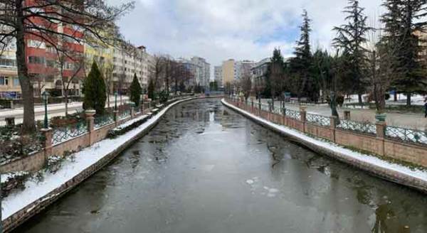 Eskişehir'in göbeği ikiye bölündü!